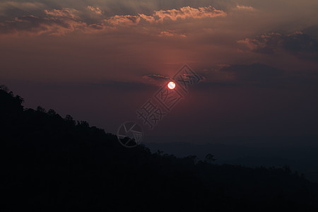山中的日落阳光橙子树木森林天堂国家太阳蓝色季节公园图片