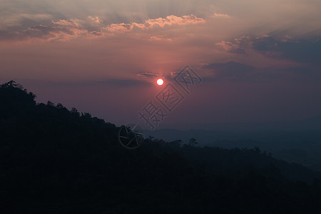 山中的日落太阳橙子树木山脉公园森林场景蓝色阳光旅行图片