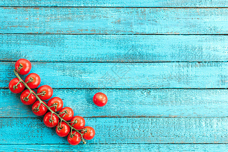 桌上的新鲜樱桃花西红柿营养桌子蓝色视图蔬菜健康饮食养分高架水平图片