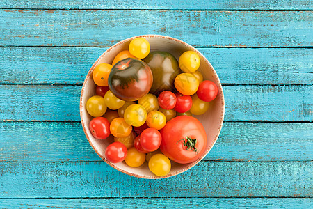 饭桌上的西红柿碗水平桌子视图黄色蓝色蔬菜高架食物健康饮食王子图片