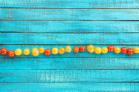 桌上的新鲜樱桃花健康饮食水平西红柿桌子食物视图蔬菜蓝色黄色高架图片