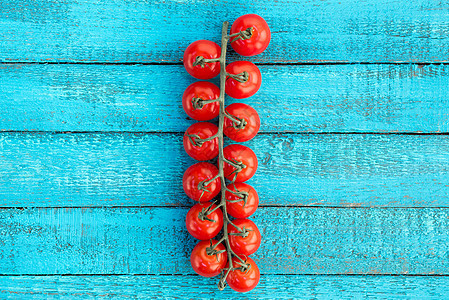 桌上的新鲜樱桃花桌子蓝色健康饮食西红柿水平蔬菜营养视图高架养分图片