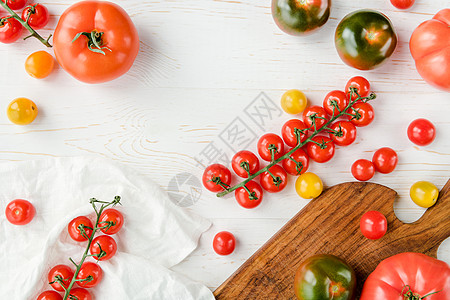 番茄和切面板西红柿健康饮食水平纹理视图高架王子黄色蔬菜木板背景图片