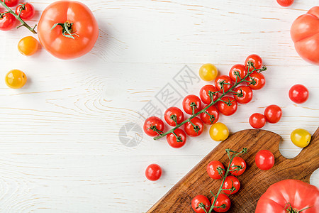 番茄和切面板木板西红柿食物白色木质水平蔬菜视图高架纹理背景图片