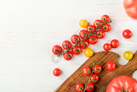 番茄和切面板木质蔬菜高架健康饮食砧板西红柿木板水平黄色视图背景图片