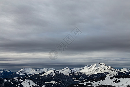 覆盖着积雪和云雾的山岳天空顶峰风景地形蓝色晴天季节高度荒野首脑图片