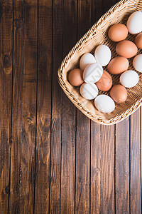 鸡蛋篮中鸡蛋桌子高架棕色视图篮子午餐乡村健康饮食图片