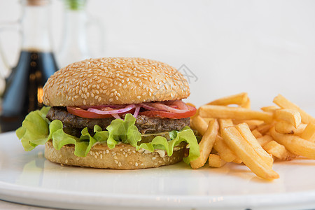 大美味汉堡汉堡牛肉美食桌子木板包子洋葱垃圾薯条沙拉芝麻图片