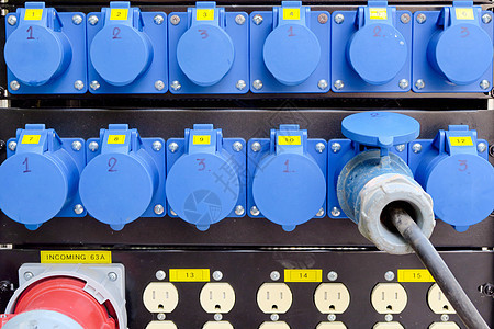 已连接的电源塞电插头机械电工控制室电压橱柜机器控制板工厂面板图片
