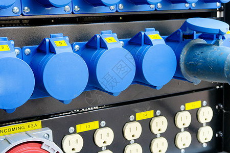 已连接的电源塞直流电工业机械面板电子产品活力控制室配电控制板中心图片