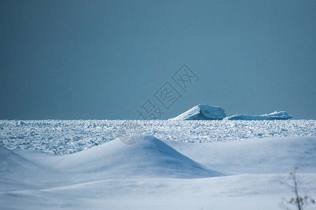 胡隆湖冰山和雪沙丘景观湖岸冰山蓝色天气天空地平线支撑气候季节场景图片