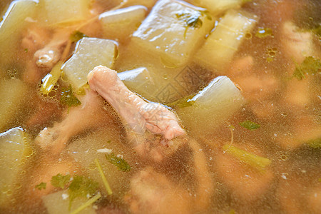 鸡肉和冬瓜汤 泰国菜胡椒绿色葫芦草本植物美食蔬菜食物营养品盘子杯子图片