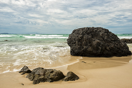 新南威尔士州的波浪和海滩岩石蓝色海浪海景海岸线天空海洋冲浪图片