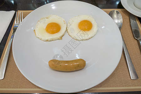 早餐炒鸡蛋和香肠使一个笑脸图片
