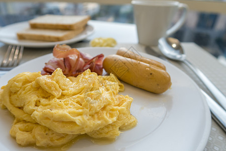 早餐 鸡蛋 香肠和培根土豆勺子棕色散列英语食物盘子晴天面包黄油图片
