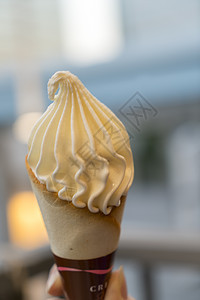 手握奶油冰淇淋甜筒营养产品棕榈锥体香草女性茶点糖果太阳食物图片