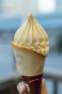 手握奶油冰淇淋甜筒天空孩子墙纸营养太阳棕榈女性锥体糖果食物图片