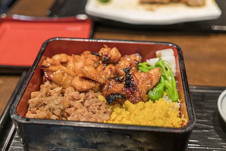 Teriyaki鸡肉饭碗 传统日本菜料油炸食物味道胡椒种子芝麻美食盘子蔬菜大豆图片