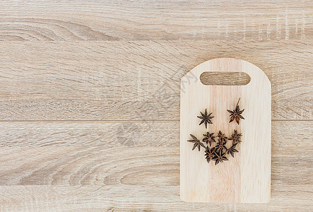 树切板上的恒星葵籽厨房烹饪饮食桌子食物香料砧板营养盘子美食图片