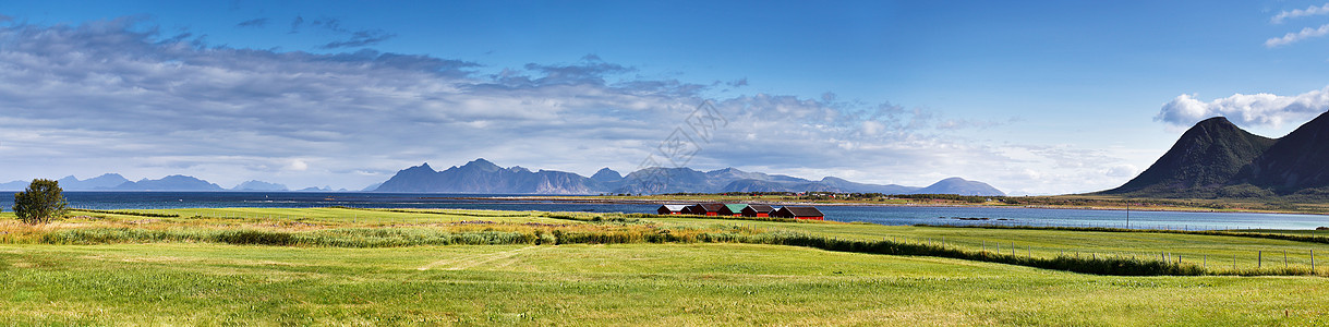 挪威风景阳光明媚的夏季全景假期天空村庄晴天海滩小屋海洋反射石头农村图片