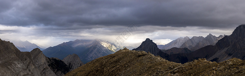 岩石岩中波卡泰拉山脊峰的全景图片