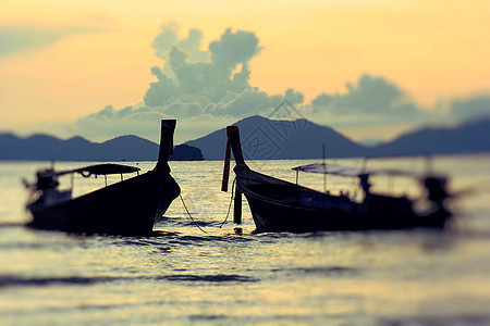泰国日落Nui湾海滩传统长尾帆船图片