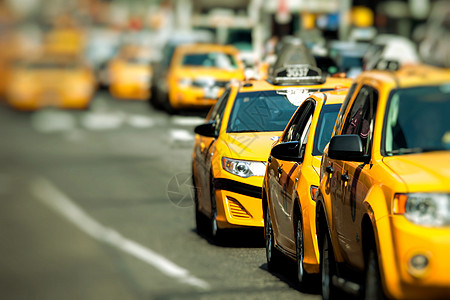 黄色计程车通过美国纽约州纽约时报广场商店指示牌观光旅游出租车场景正方形城市时代广告图片