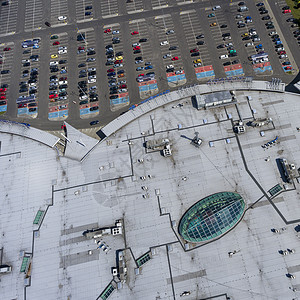 超市屋顶和许多停车的汽车 从上面看土地建筑车辆空气购物中心商业天线市场食物直升飞机图片