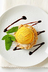玉米和杏仁饼干加冰淇淋黄色饼干甜点细雨坚果美食高架盘子小吃蛋糕图片
