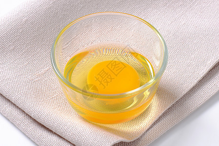 在玻璃碗中的蛋白和蛋黄鸡蛋盘子图片