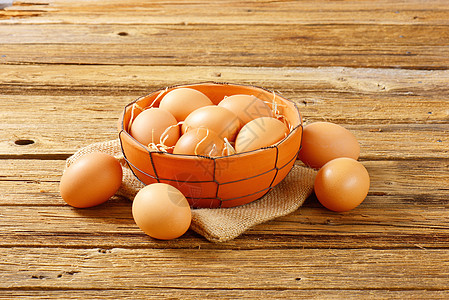 以terracotta碗中的棕蛋制品麻袋表面食物木质稻草乡村盘子蛋壳背景图片