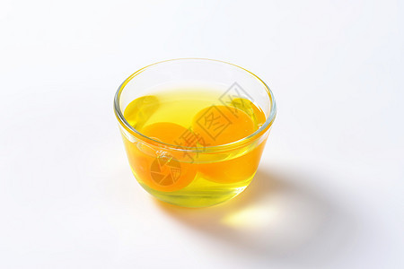 玻璃碗中的蛋白和蛋黄鸡蛋盘子图片