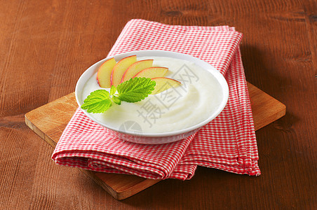 配有新鲜苹果的塞莫莉娜布丁布丁小菜食物桌布小吃盘子面粉餐巾砧板早餐图片