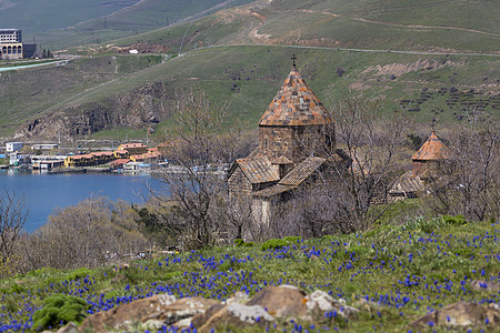 亚美尼亚塞万湖中中世纪教堂石头旅游地标旅行建筑惊喜鹦鹉蓝色村庄天空图片