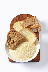 腐烂面包和精细的地面面包屑砧板食物高架盘子磨碎图片