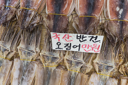 韩国市场上的干鱿鱼辣椒小吃盘子餐厅触手营养乌贼章鱼海鲜街道图片
