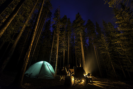 两个人在森林里野营着火图片