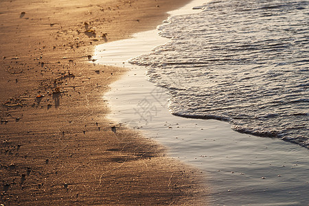 金色海滩沙滩上日落光下金色黄昏的热带海浪海岸泡沫支撑反射天空天堂太阳海岸线海洋旅游图片