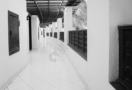 长走廊走廊 以黑色和西黑面显示柱子旅行阴影历史艺术拱廊城市建筑学建筑地标柱廊图片