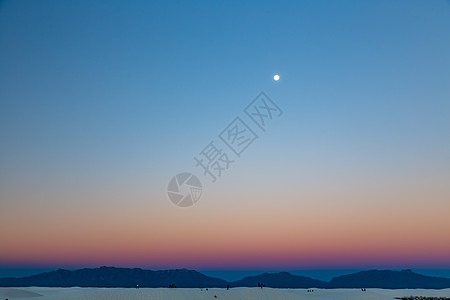 白沙日出纪念碑蓝色沙丘粉色地带踪迹月亮山脉天空小路图片