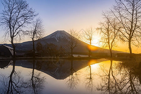 藤山日出戏剧性国际藤本风景火山山梨反射顶峰地标池塘图片