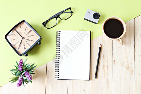 用空白笔记本纸 咖啡杯和附件制成的平板办公办公空间台咖啡相机办公室技术杯子行动桌子眼镜铅笔小样图片