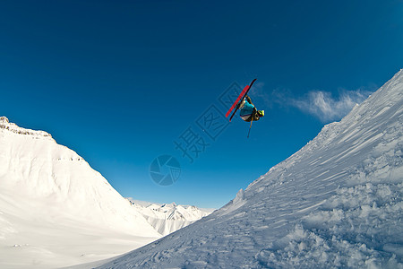 空中飞行的滑雪机旋转男人荒野生活蓝色骑士乐趣粉末自由喜悦图片
