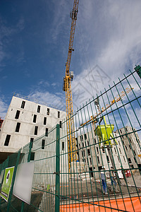 建筑起重机和建筑在蓝天的对面活动工程师混合器蓝色住房工人建筑物技术公寓机械图片