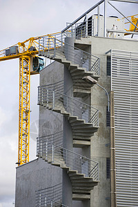 建筑起重机和建筑在蓝天的对面建筑物工程建造采摘工厂脚手架技术框架工程师休息图片