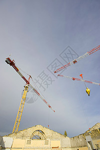 建筑起重机和建筑在蓝天的对面天空活动操作员工程公寓住房工人休息框架混合器图片