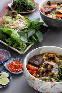 越南菜 小面包和罐头包食物街道早餐面条汤面包子蔬菜沙拉螃蟹盘子图片