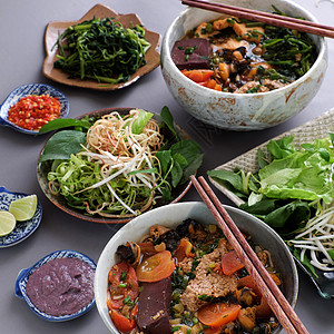 越南菜 小面包和罐头包沙拉汤面背景蔬菜早餐挂面街道面条灰色食物图片