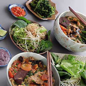 越南菜 小面包和罐头包螃蟹旅行面条灰色挂面美味豆腐食物汤面背景图片