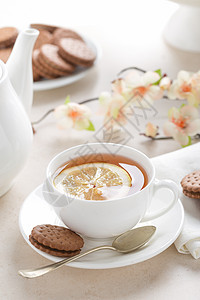 白背景的柠檬茶杯桌子白色食物茶碗饮料液体草本早餐图片